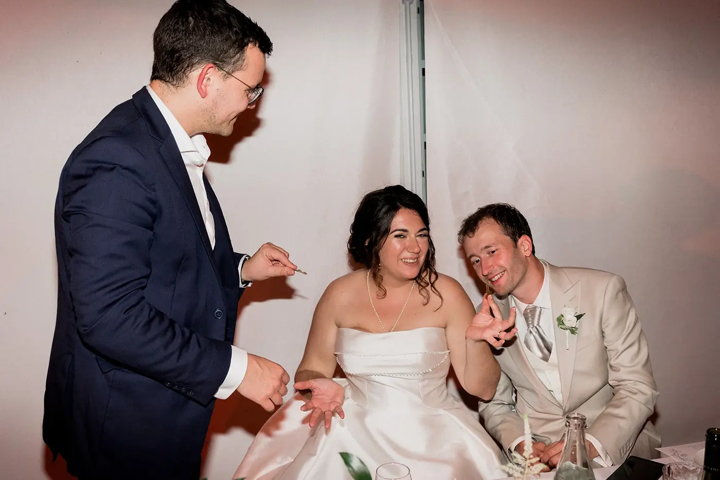 Alexis fait participer les invités d’un mariage